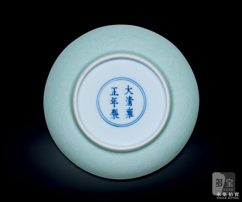 清雍正 粉青釉暗刻灵芝纹盘
